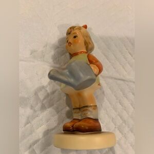 Hummel with little girl